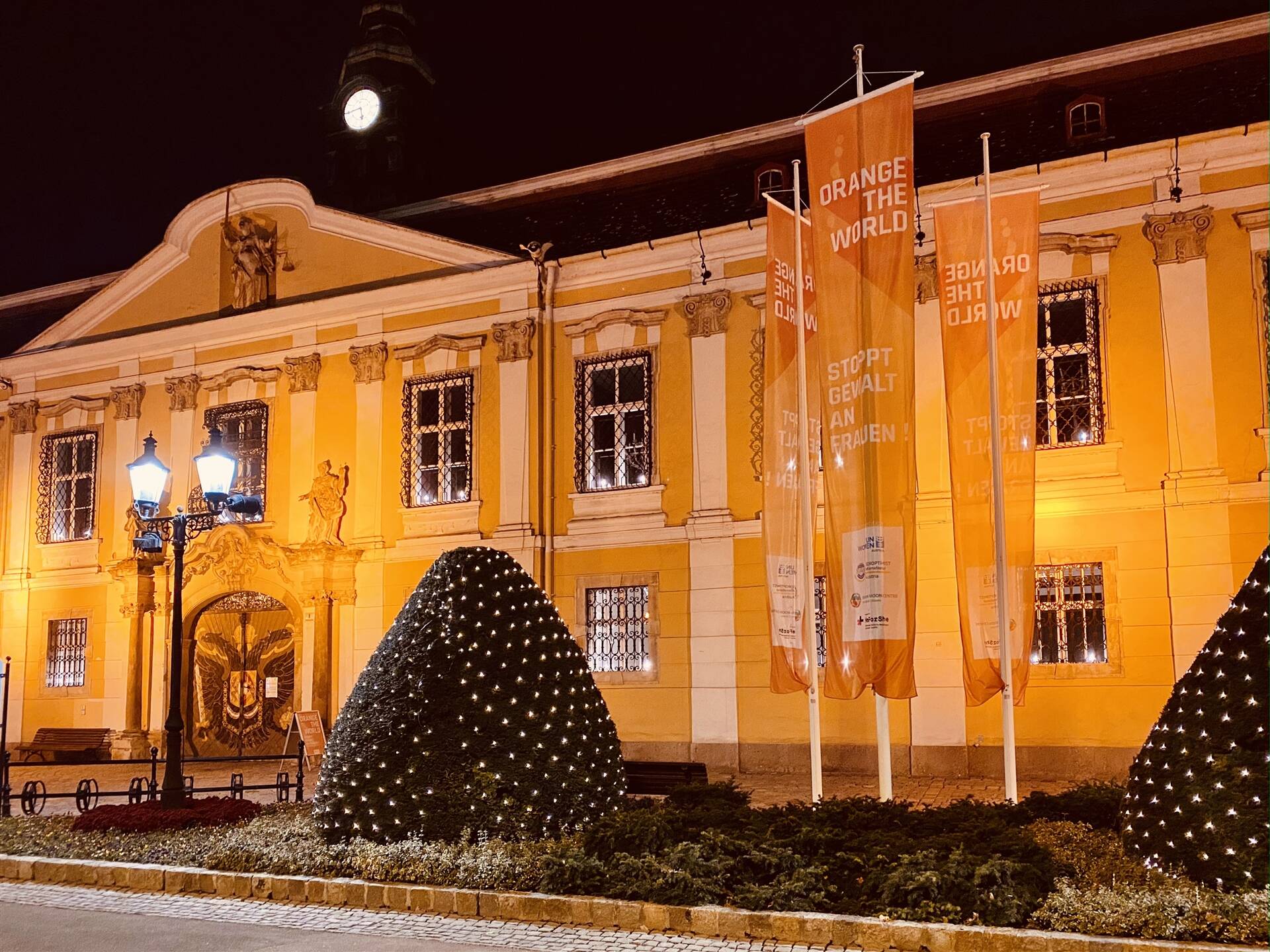 Stockerauer Rathaus in orange