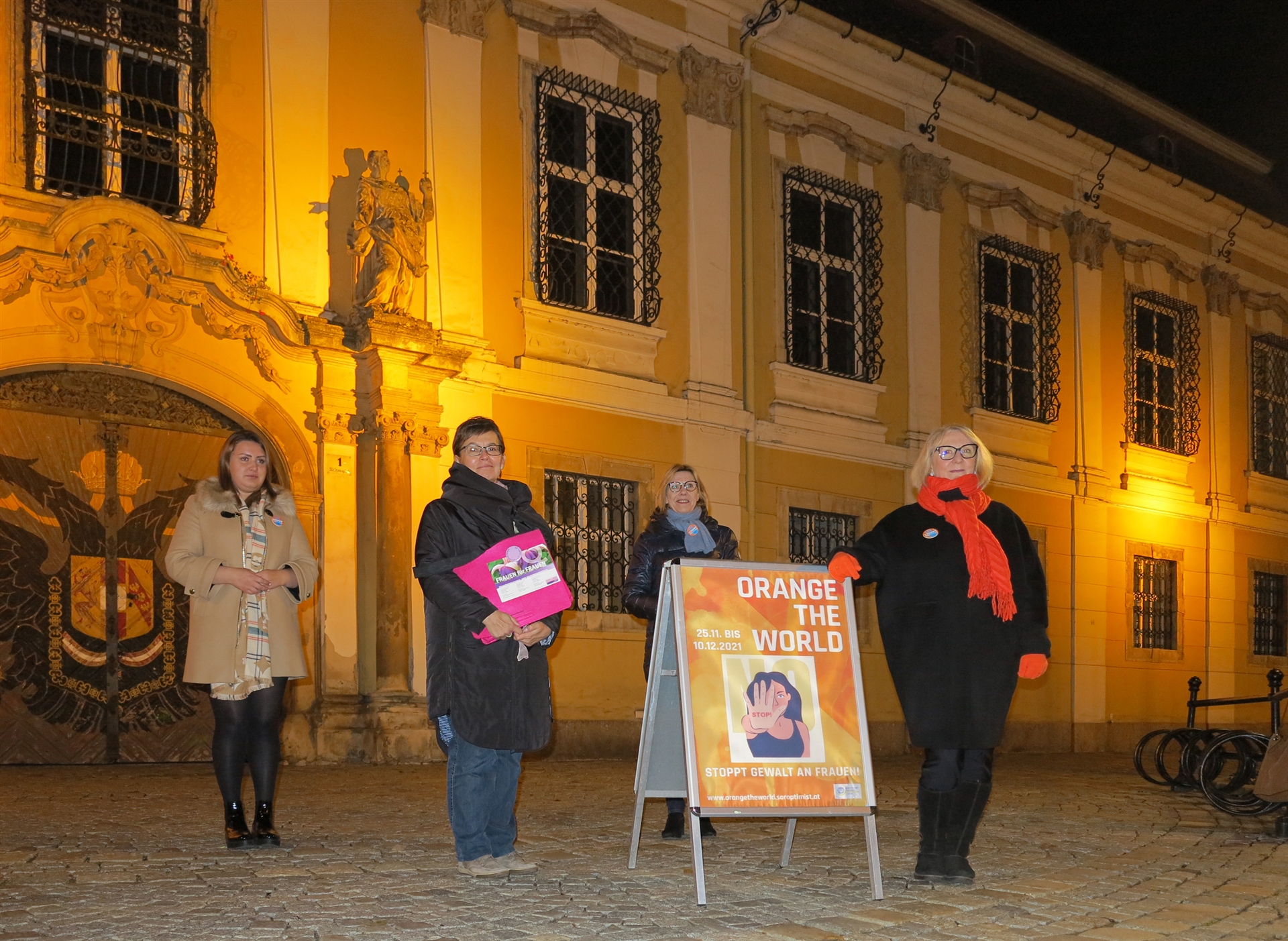 Stockerauer Rathaus in Orange